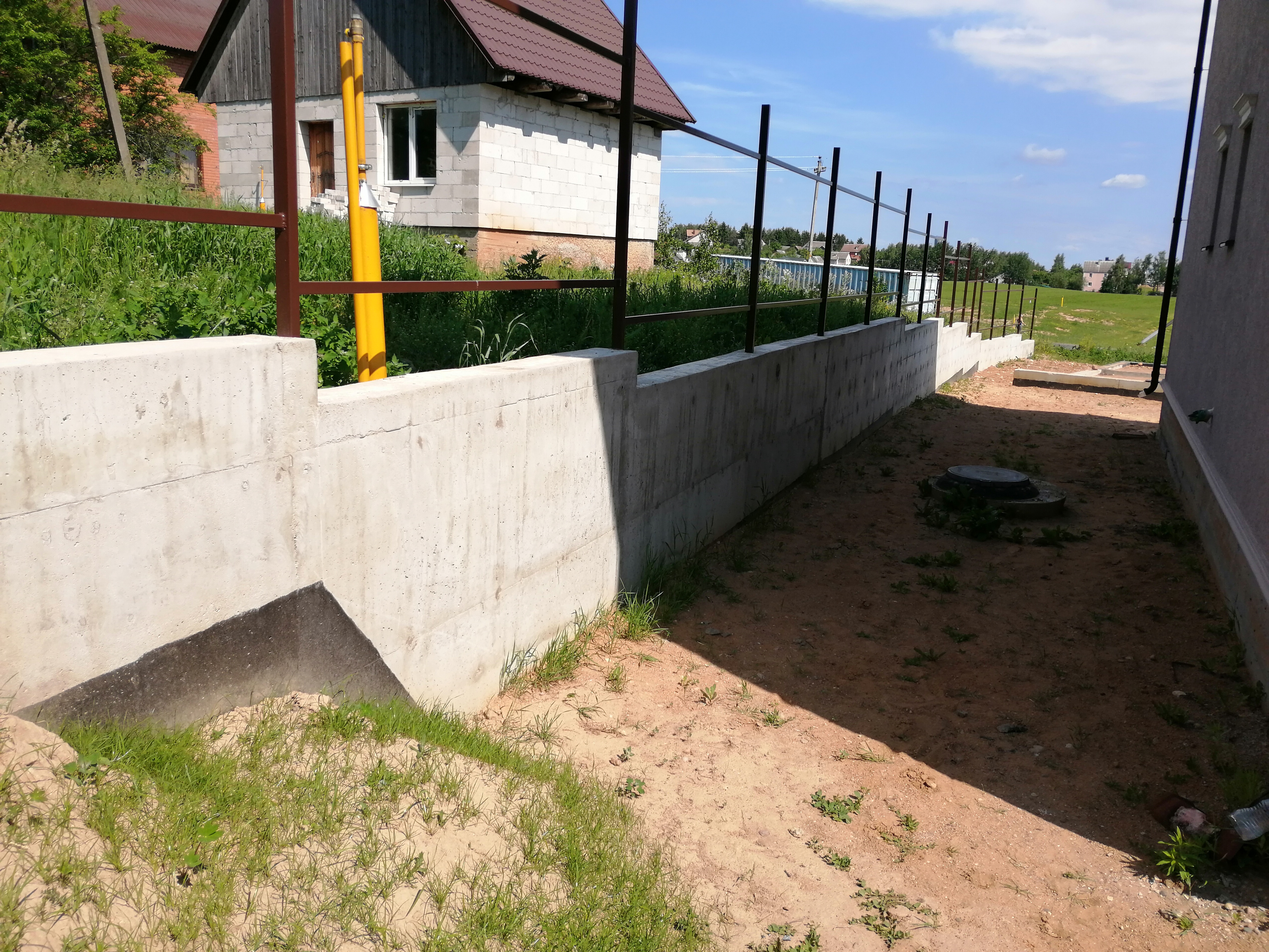 Бетонная подпорная стена. Монолитная железобетонная подпорная стенка. Террасирование бетонная подпорная стена. Подпорная стена из бетона с забором. Фундамент забора подпорная стена.