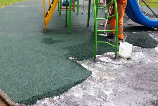 Мягкий асфальт на детской площадке 