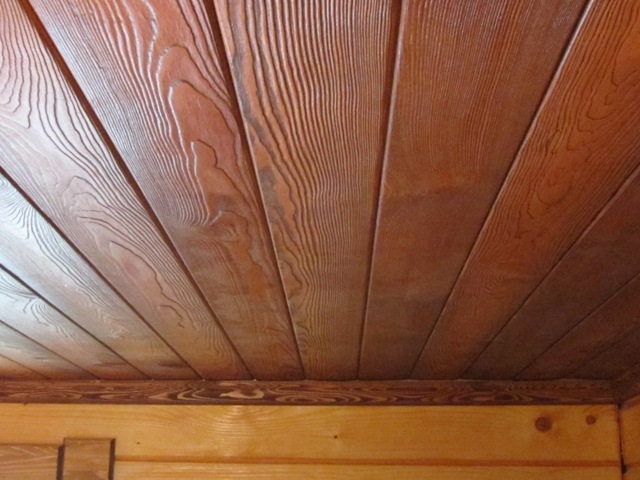 потолок из мдф паналей в деревянном доме