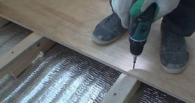 Как утеплить бетонный, деревянный пол пенофолом