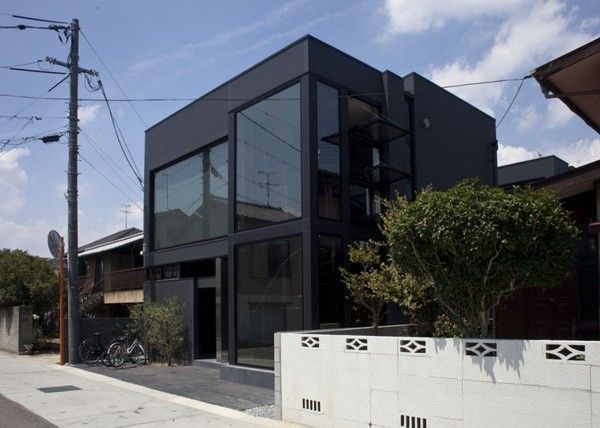 Архитектура в стиле минимализм идеально подчеркивается черным оттенком