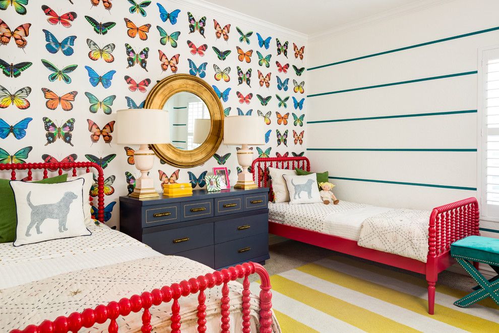Бабочки на бумажных обоях в детской спальне