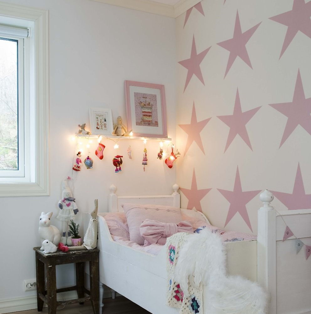 Розовые звезды на обоях в спальне девочки