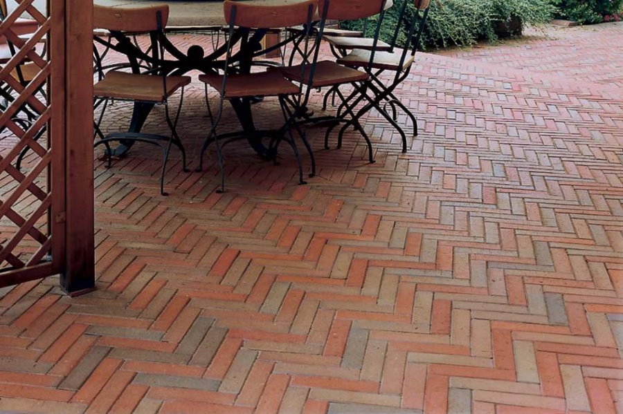 Укладка тротуарной плитки елочкой на площадке для отдыха