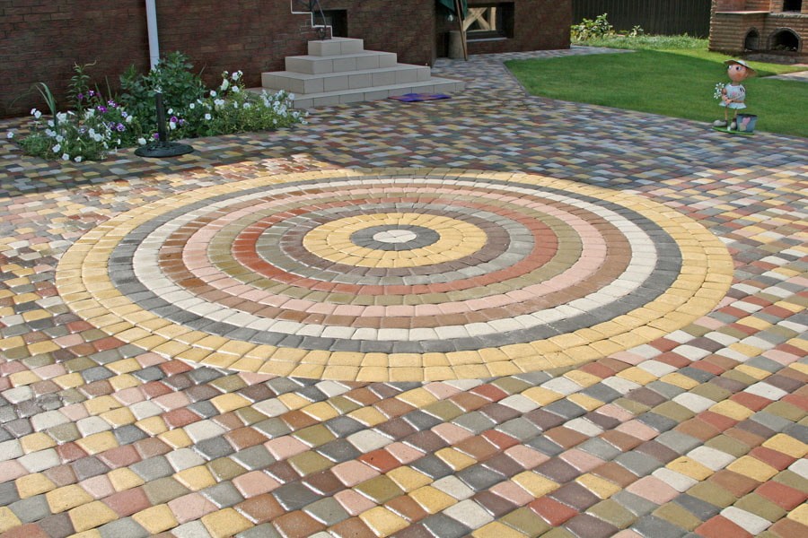 Мозаичная выкладка цветной плитки на садовом участке