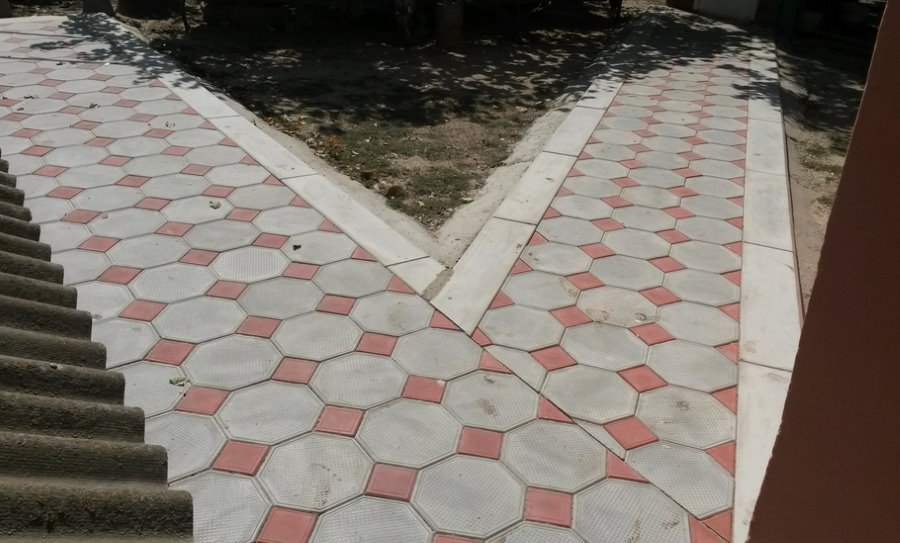 Дорожка к дому с покрытием из восьмиугольной плитки