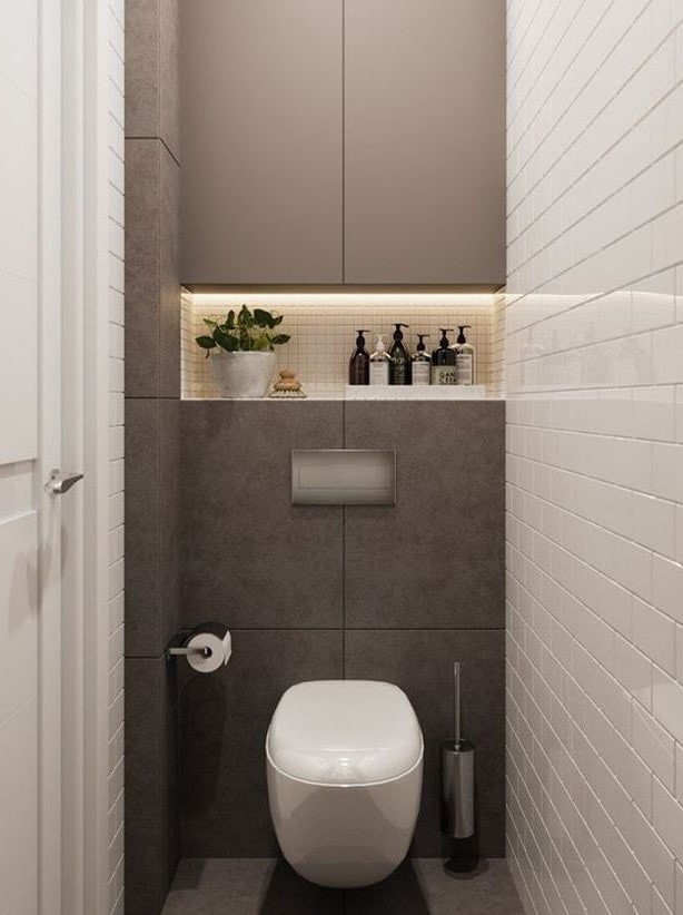 Глянцевая плитка на стене узкого туалета
