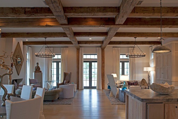 потолок с деревянными балками