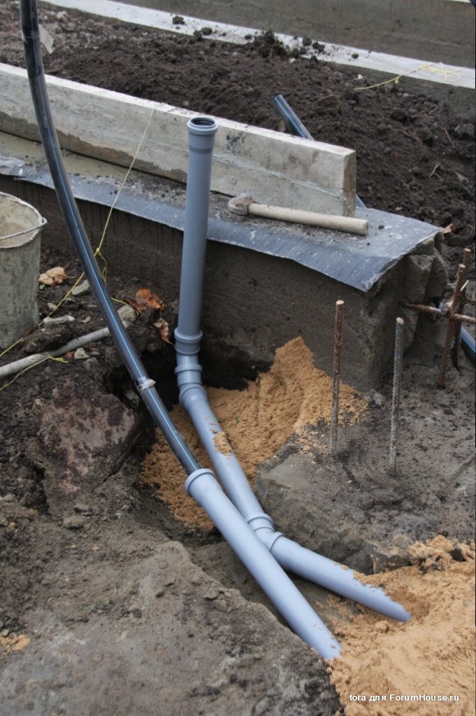 Водопроводные и канализационные трубы зарывают. Прокладка канализационных труб. Подвод канализации. Трубы для водопровода. Прокладка канализационных труб под фундаментом.
