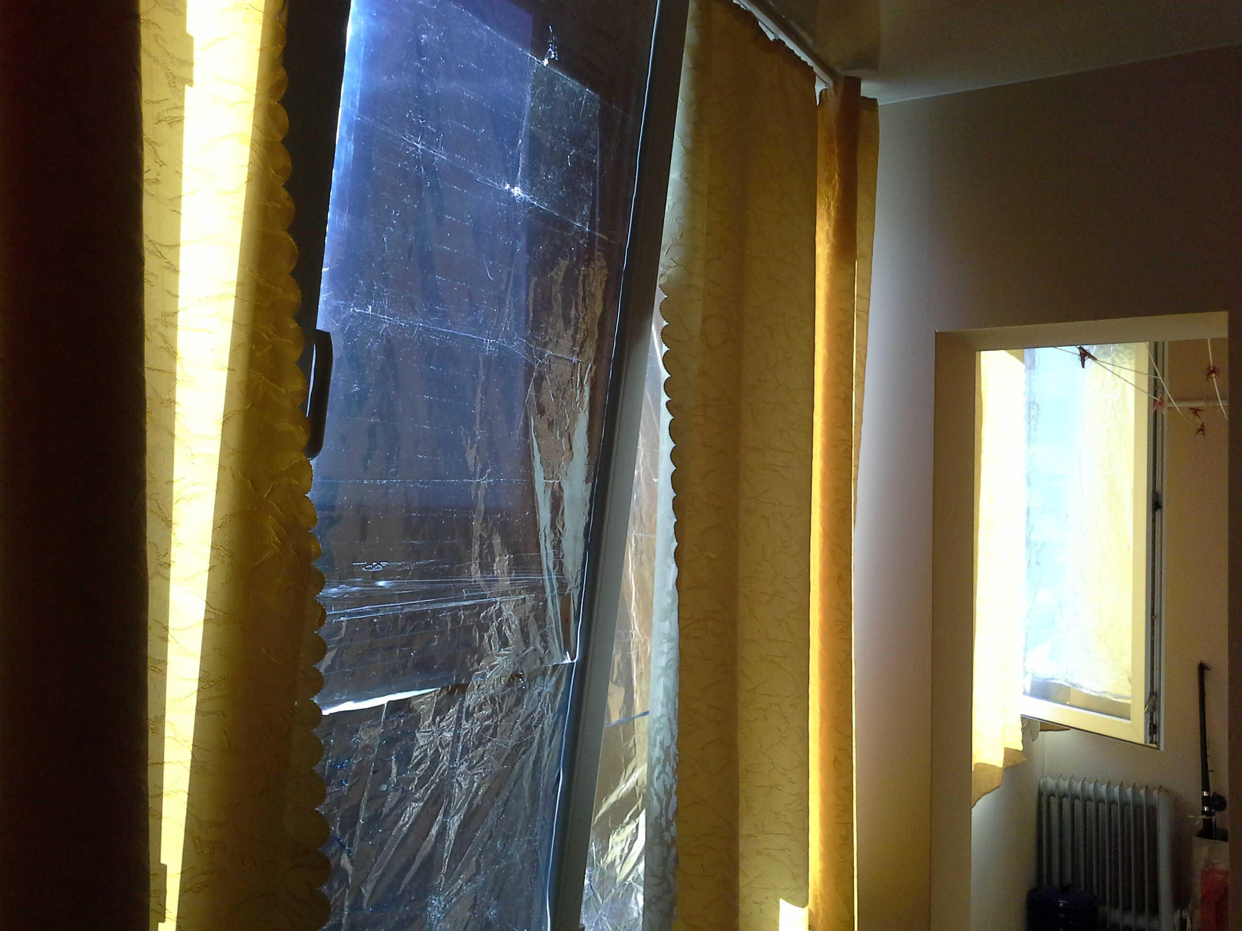Что лучше пропускает свет. Фольга на окна. Фольга на окна от солнца. Отражающая фольга для окон. Фольгированная штора для окон.