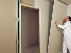 Чтобы с помощью перегородки из гипсокартона разделить помещение на две части, необходимо установить цельное дверное полотно