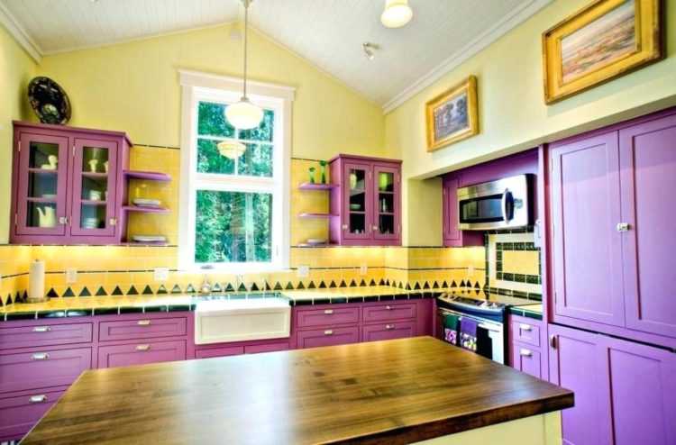 желто фиолетовая кухня