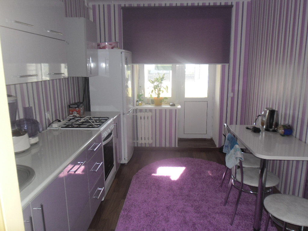 фиолетовая кухня пол
серо фиолетовый интерьер кухни