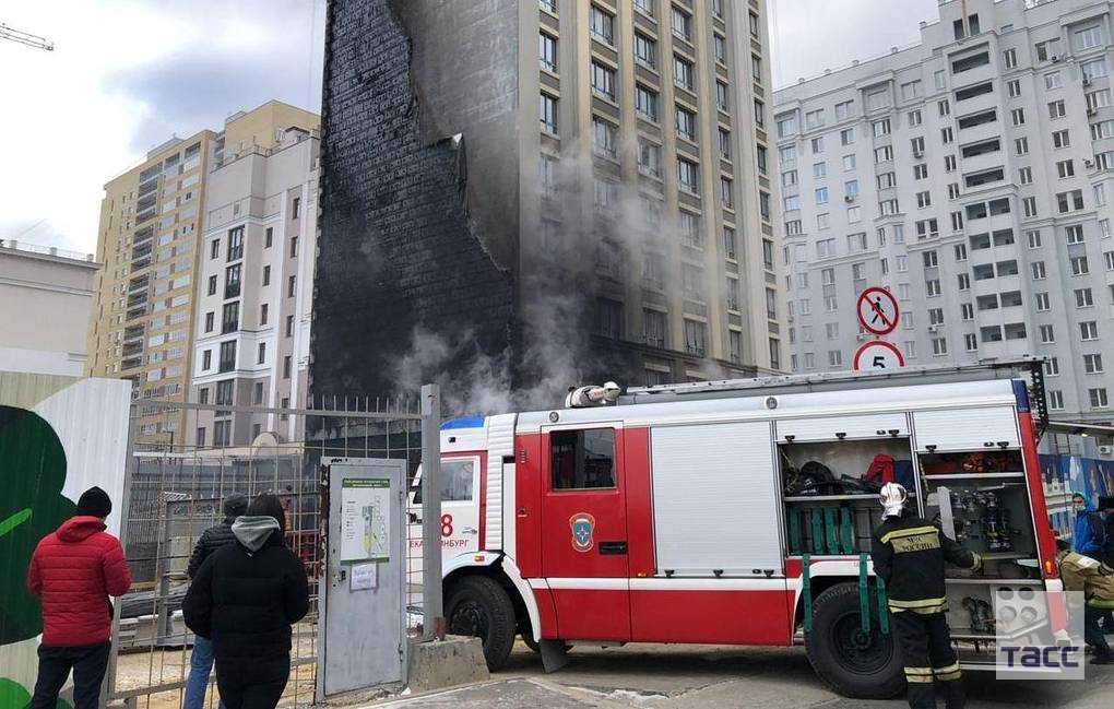 Где пожар в екатеринбурге сейчас. Пожар Екатеринбург сейчас. Пожар вентилируемый фасад. Что горит в Екатеринбурге сейчас.