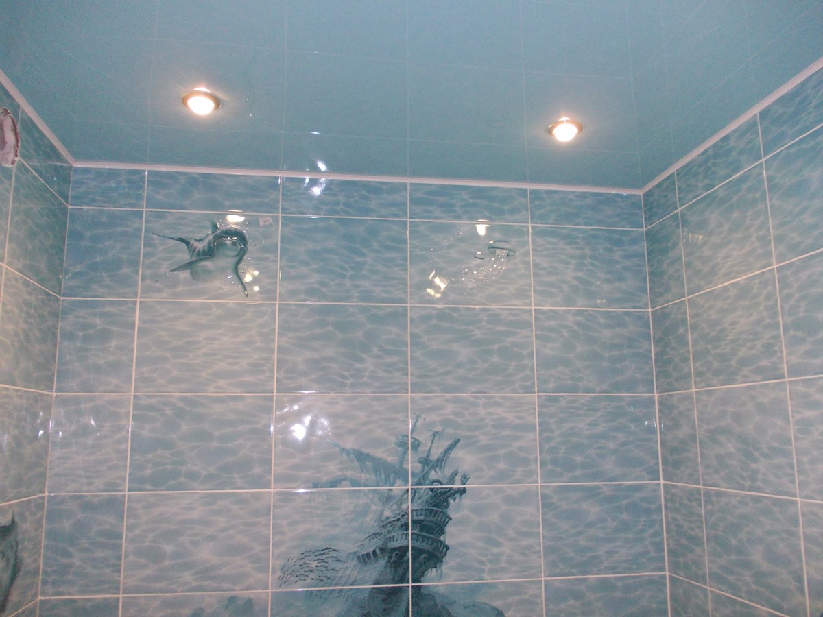 Потолок плитка в ванной комнате. Потолок в ванной. Потолок в ванную комнату. Натяжной потолок в ванной. Плитка в ванную на потолок.