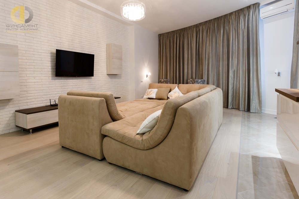 Интерьер светлой гостиной с модульным диваном – ЖК «Грюнвальд» Сколково
