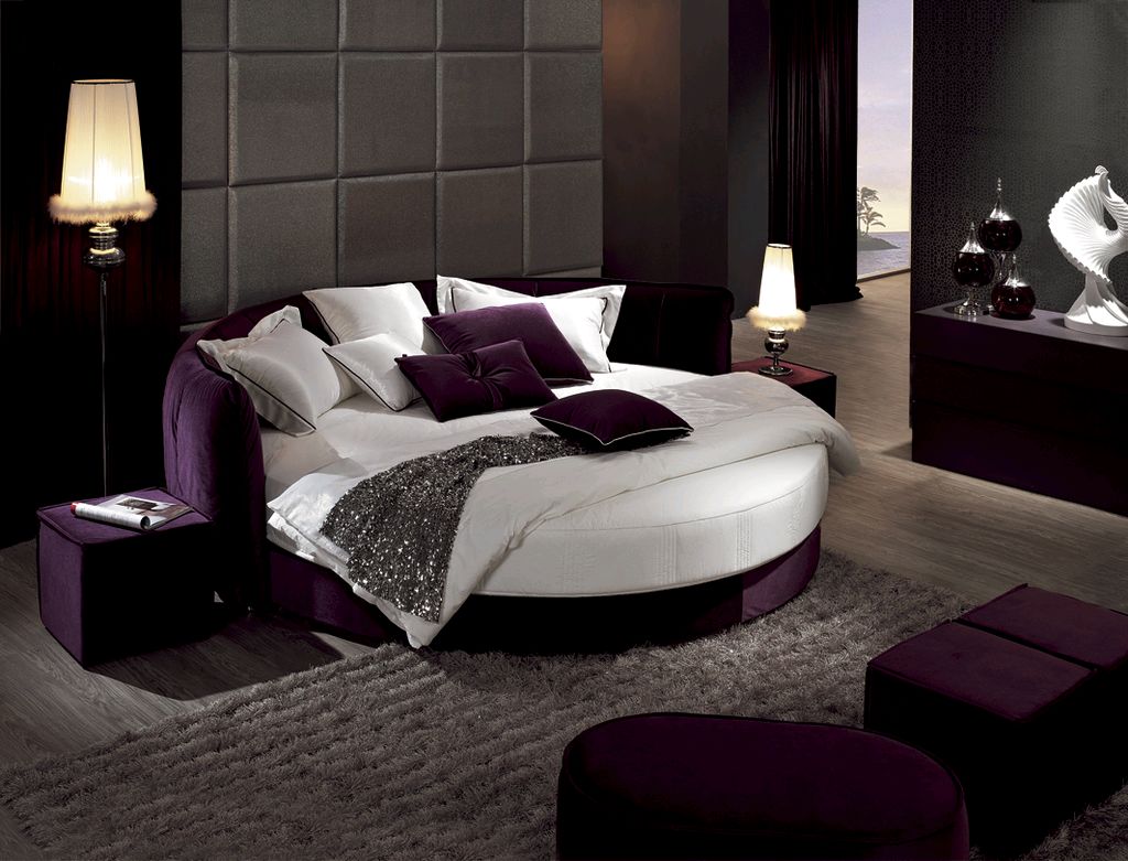 Фиолетово-белая круглая кровать