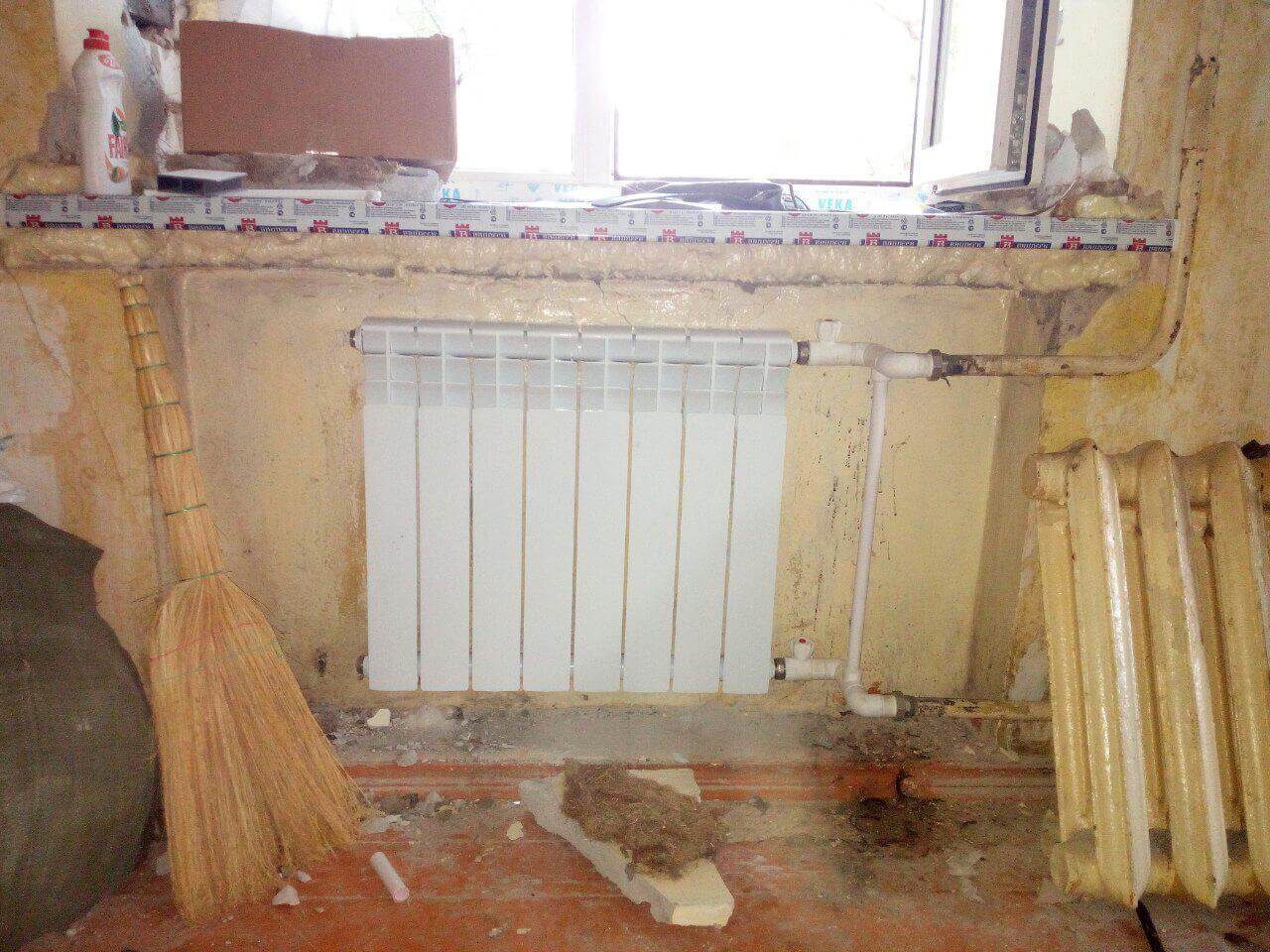 Замена старого радиатора. Старые радиаторы отопления. Батареи отопления в квартире. Старый радиатор в квартире. Батарей отопления в старых квартирах.