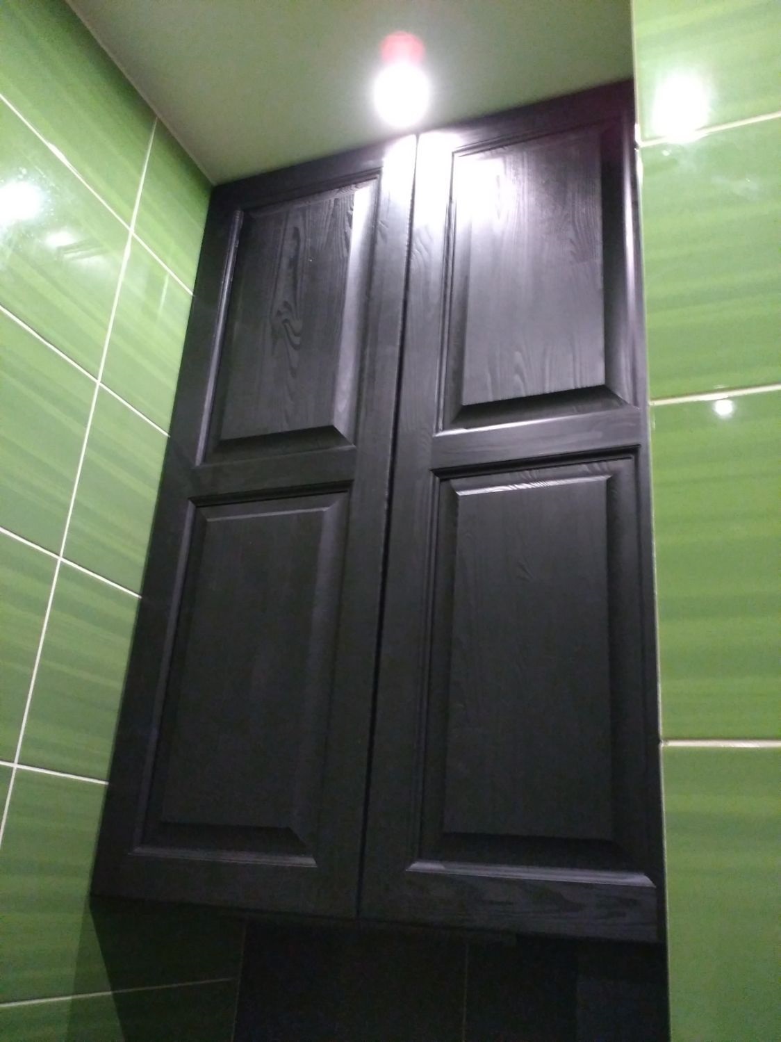 шкаф для туалета темный