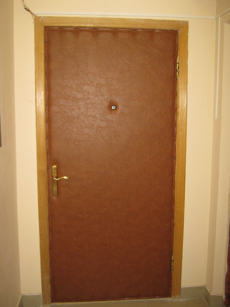 Старые входные двери в квартире. Обшивка входной двери. Старая дверь в квартиру. Старая входная дверь в квартиру. Обшить дверь.