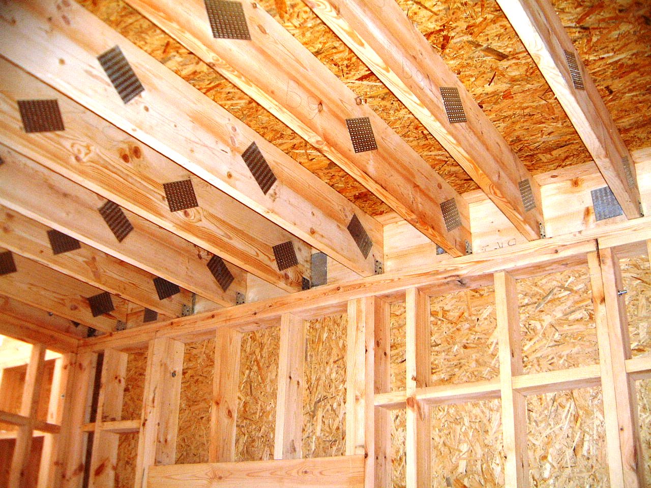 Лаги потолка в деревянном доме:  усилить деревянные балки перекрытия .