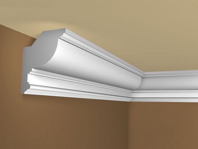 Если оформляется обычный потолок, то плинтус должен плотно прижиматься к двум плоскостям