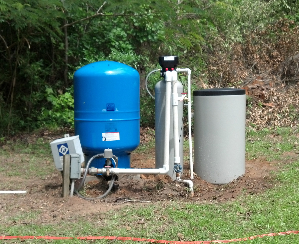 Очистка скважины питьевой. Водопровод на даче. Фильтр на скважину для воды. Система фильтрации воды для скважины. Фильтр для скважины на даче.