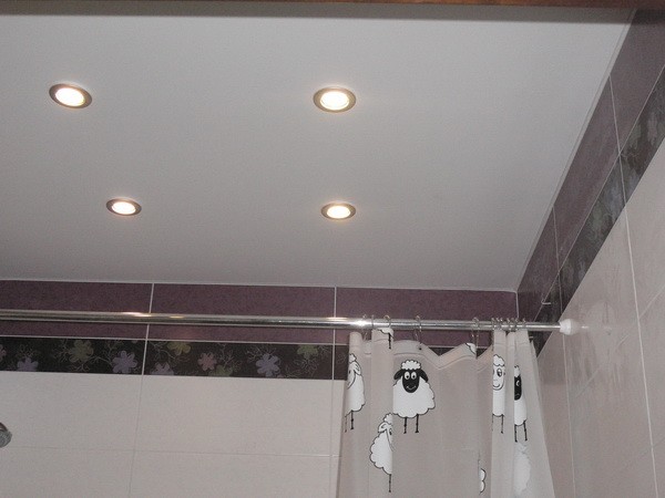 Матовый натяжной потолок в ванной комнате