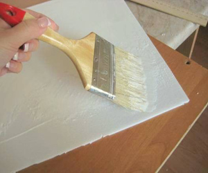 Процесс поклейки потолочной плитки