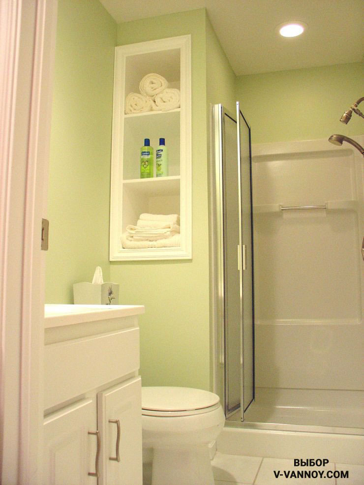 Мятно-зеленые стены ванной комнаты, в сочетании с белой отделкой и сантехникой, создают эффект свежести, а стеклянные дверки душевой разграничивают пространство функционально, не формируя визуальных преград. Такой способ отлично подходит для обустройства маленьких помещений.