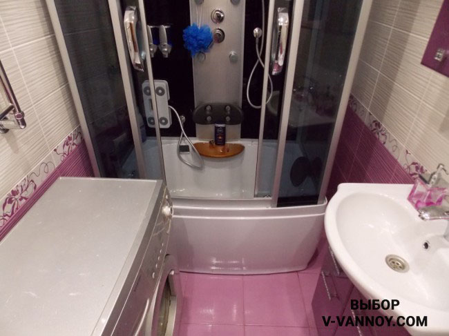 Душевая кабина в небольшом санузле &ndash; идеальный вариант, чтобы разграничить зону ванной и раковины. Раскладка плитки на стенах и полу способствует тому, что комната воспринимается цельно.