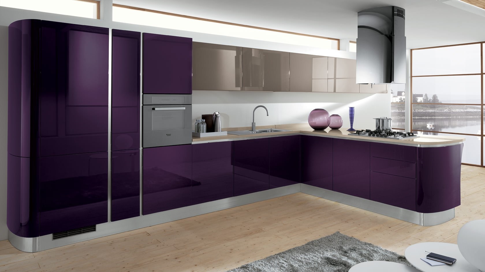 сочетание пурпурного с серым на кухне