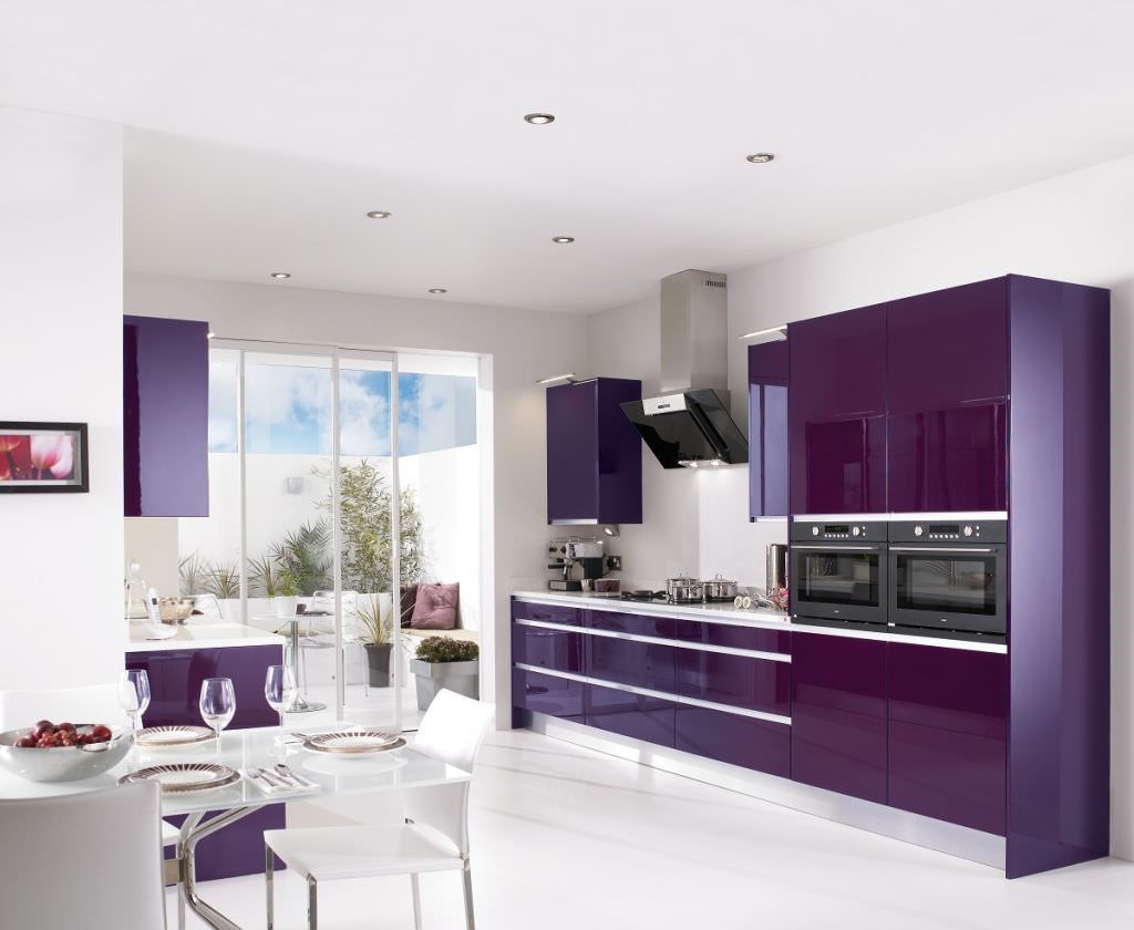 темно-пурпурные шкафы на кухне
