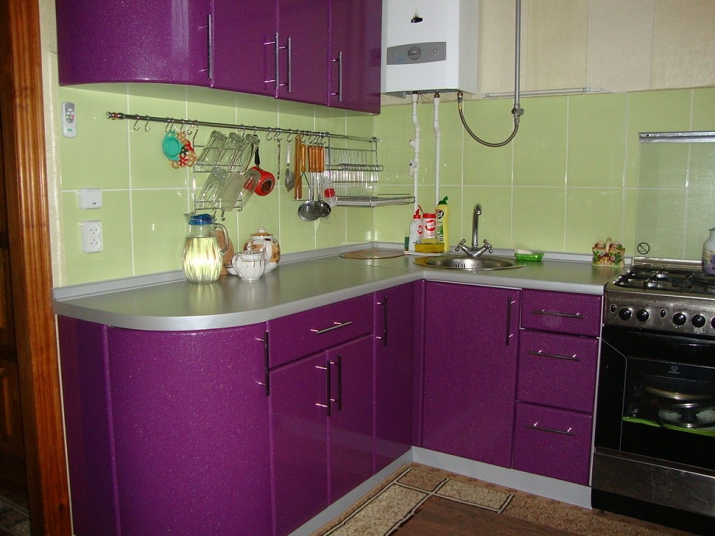 зеленый с фиолетовым в кухне
