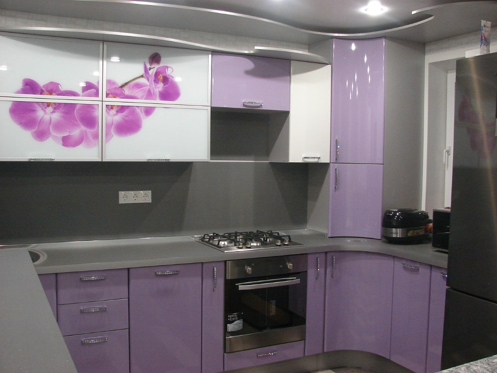фиолетовая кухня с серым