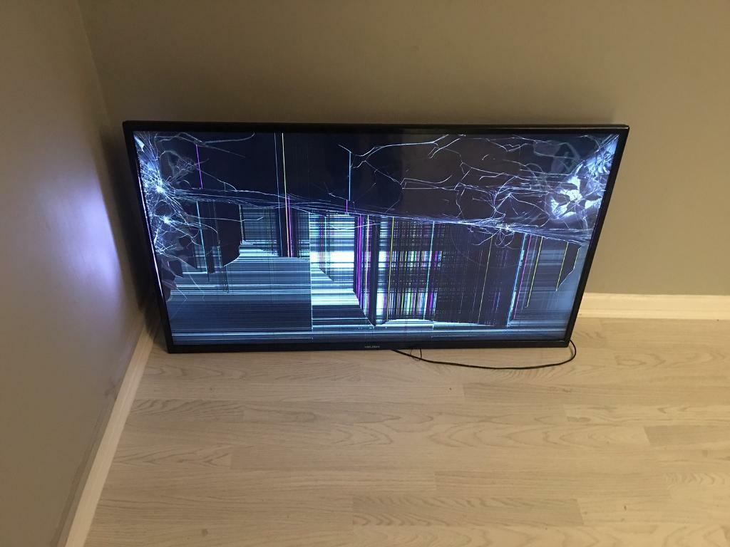 разбитый телевизор, упавший со стены