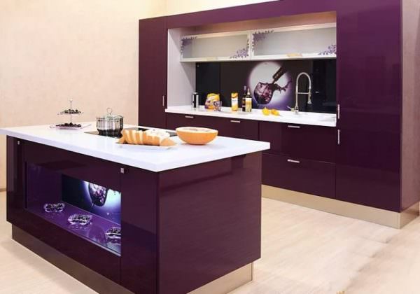 Специалисты области дизайнерского искусства советуют при оформлении интерьера кухонного пространства руководствоваться правилом трех цветовых гамм.